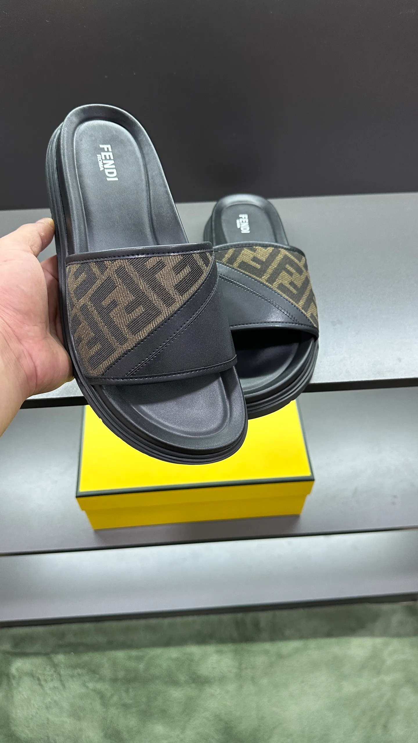 P300 [Fendi Slippers] High-end men's shoes brand, official website 1:1 latest masterpiece: original mold customization, fabrics made of imported original materials, upgraded outsole, lighter and non-slip. The market's top quality, simple yet tasteful, a must-have for fashionistas, fashionable at your feet, full of confidence, the same style at the counter 👍The season of summer slippers is here. Code: 38-45, 46 order